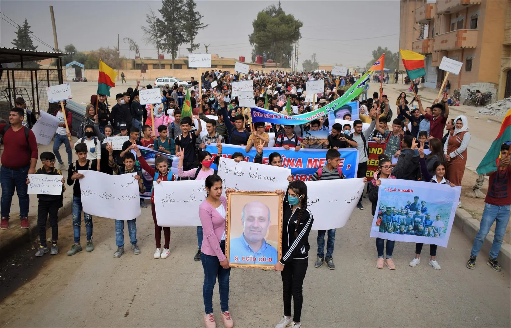 ​​​​​​​مئات الطلبة والمعلمين: لغتنا هي وجودنا، لا تمحوا وجودنا