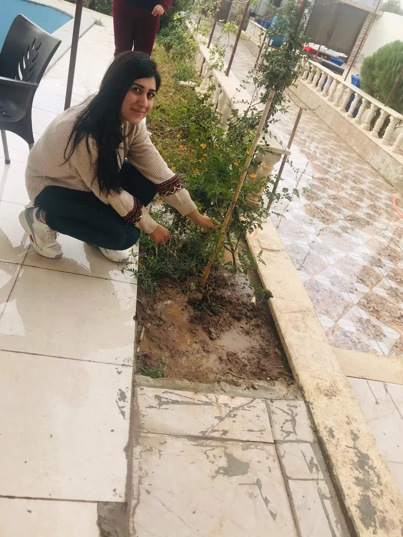 ناشطون مدنيون يستذكرون الشهيدة هفرين بزراعة الياسمين