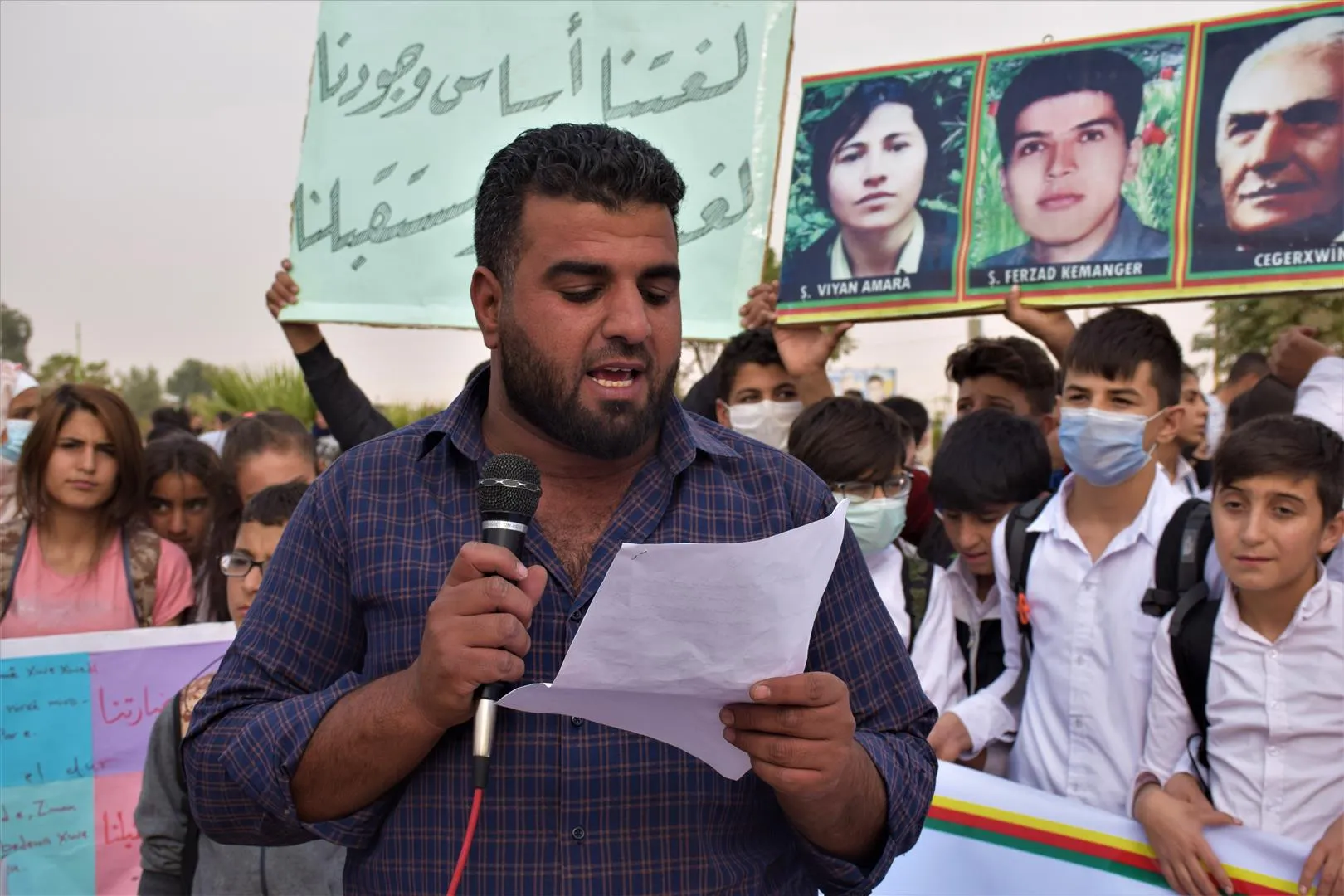 ​​​​​​​مئات الطلبة والمعلمين: لغتنا هي وجودنا، لا تمحوا وجودنا