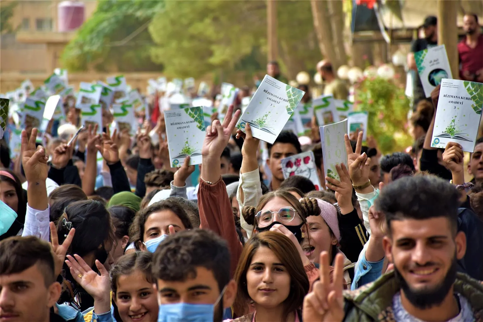 ​​​​​​​مئات الطلبة والمعلمين: لغتنا هي وجودنا، لا تمحوا وجودنا