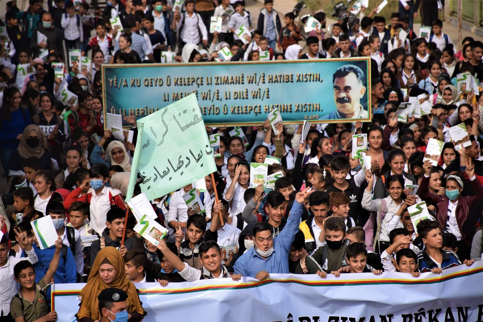 ​​​​​​​مئات الطلبة والمعلمين: لغتنا هي وجودنا، لا تمحوا وجودنا