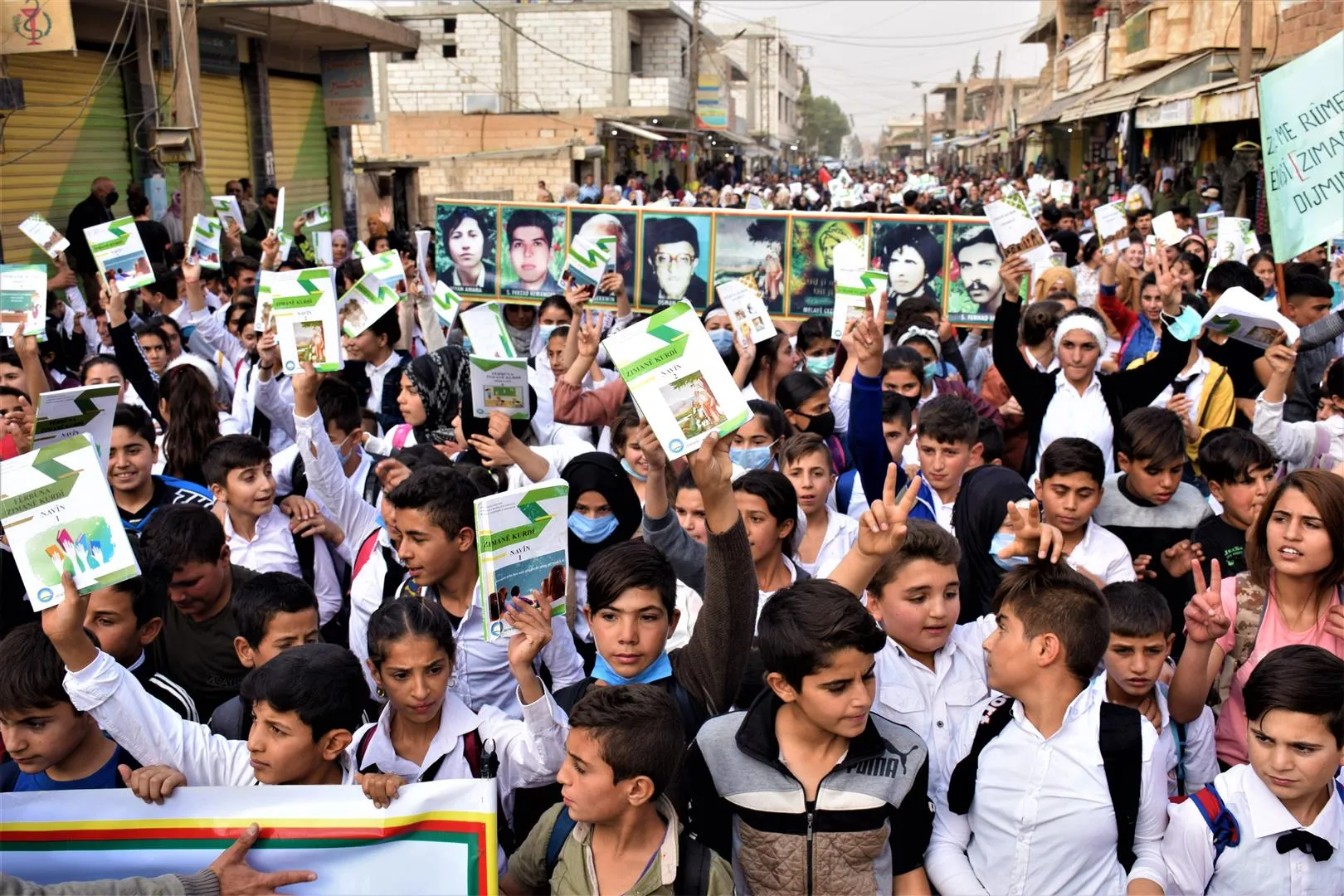 ​​​​​​​مئات الطلبة والمعلمين: لغتنا هي وجودنا، لا تمحوا وجودنا