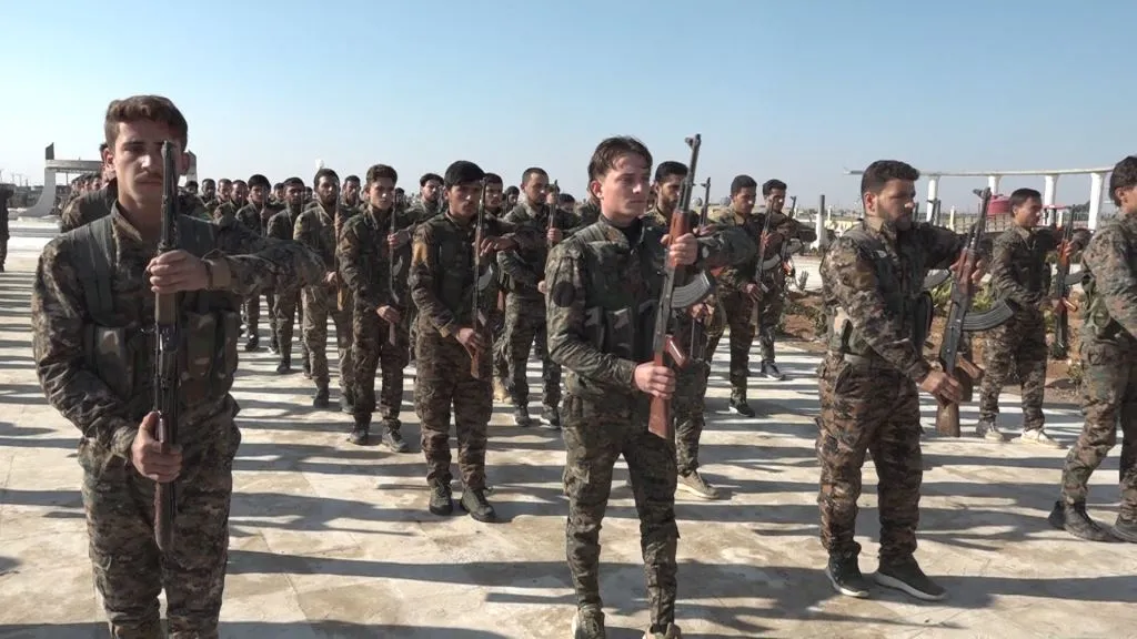 بمراسم مهيبة.. أهالي الرقة يشيعون جثمان مقاتل من صفوف لواء الشمال الديمقراطي