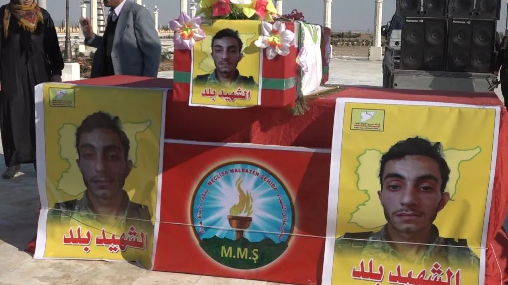 بمراسم مهيبة.. أهالي الرقة يشيعون جثمان مقاتل من صفوف لواء الشمال الديمقراطي