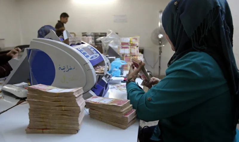العراق.. تحذيرات من كارثة اقتصادية بعد خفض قيمة الدينار مقابل الدولار