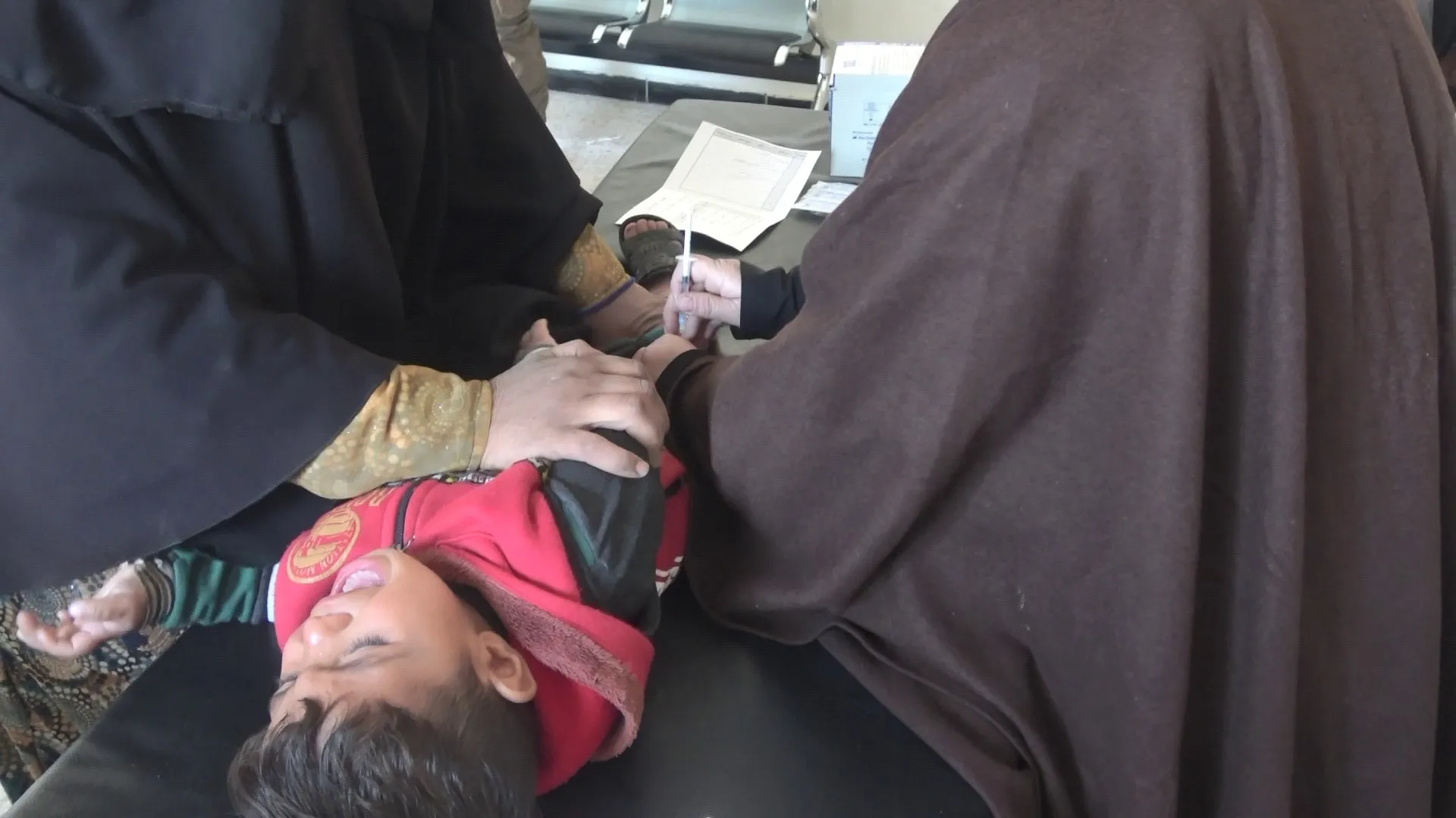 ​​​​​​​لجنة الصحة تبدأ حملة لقاحات ضد شلل الأطفال في الريف الغربي لدير الزور