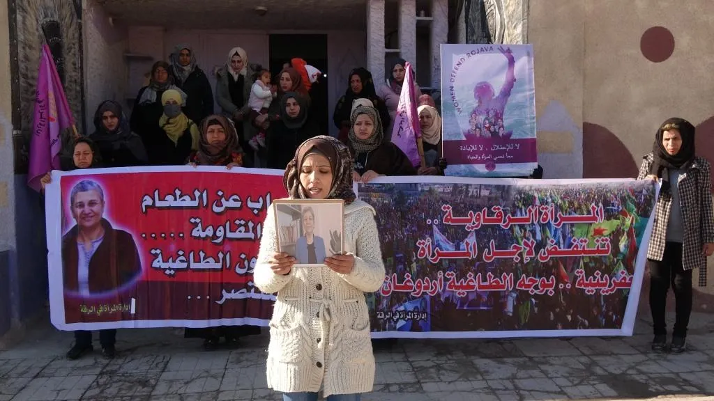 ​​​​​​​نساء الطبقة والرقة: دول العالم تتسابق على الديمقراطية وأردوغان يزيد من استبداده وتسلطه