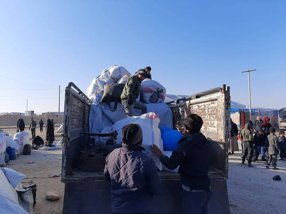 نازحو الرقة والطبقة الخارجون من الهول يتوجهون إلى مدنهم