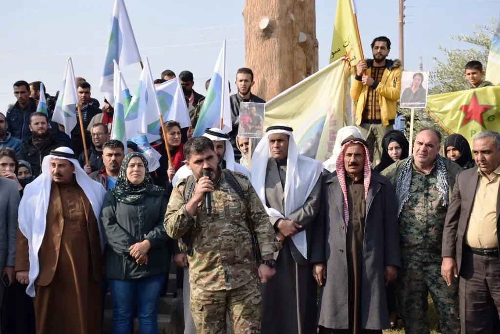 ​​​​​​​خلال مسيرة وبيان.. أهالي الرقة يستنكرون الهجمات التركية