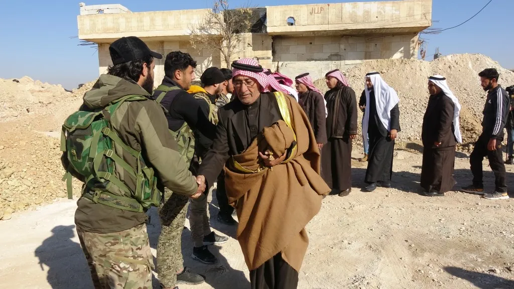 ​​​​​​​وجهاء الطبقة يزورون جبهات عين عيسى ويؤكّدون مساندتهم للمرابطين في خنادق المقاومة