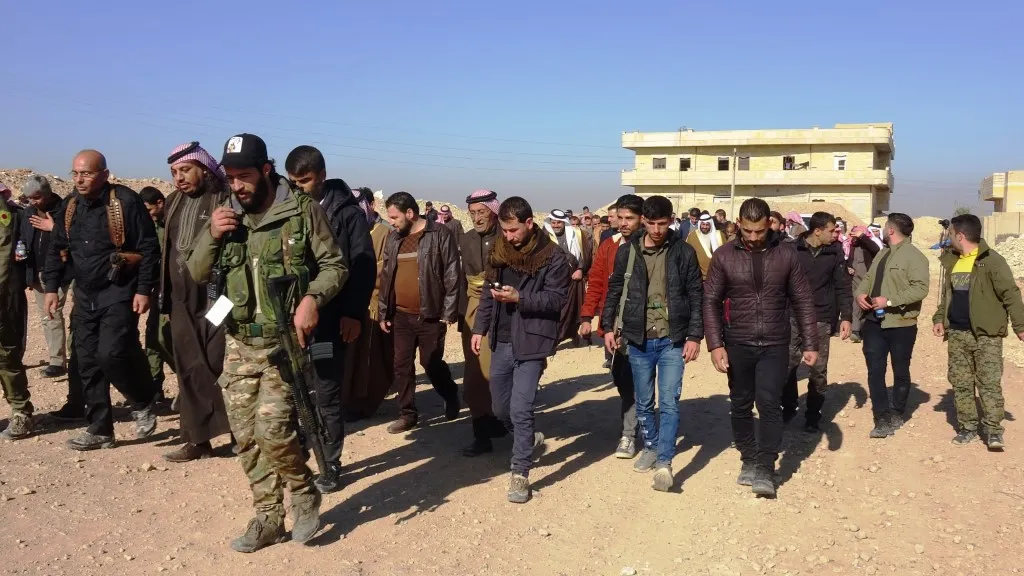 ​​​​​​​وجهاء الطبقة يزورون جبهات عين عيسى ويؤكّدون مساندتهم للمرابطين في خنادق المقاومة