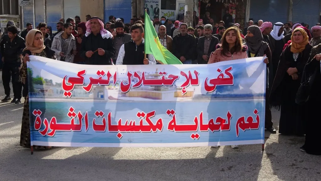 ​​​​​​​الآلاف في عين عيسى ينددون بالصمت الدولي حيال الهجمات التركية ويؤكدون دعمهم لقسد