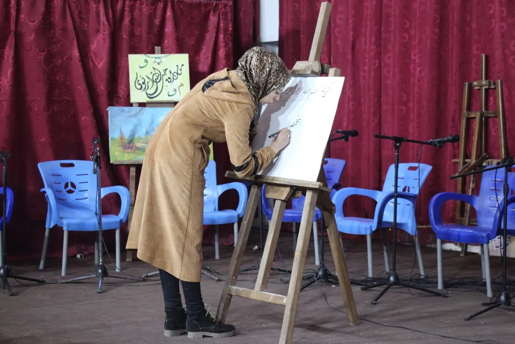 لجنة الثقافة والفن تكرّم المتخرجين من دورة فنية