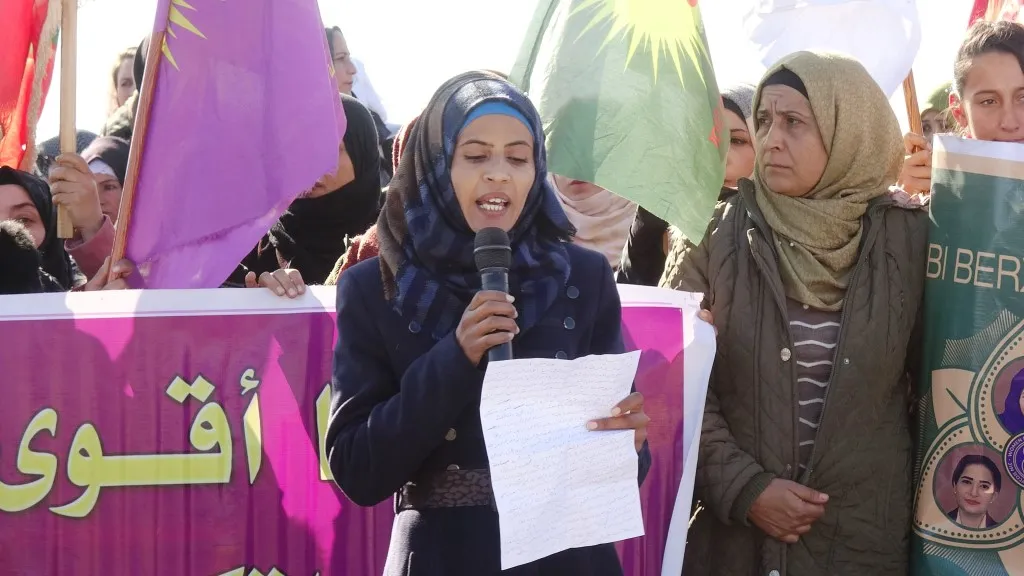 مظاهرة نسائية حاشدة أمام القاعدة الروسية تنديداً بما تتعرض له عين عيسى من هجمات
