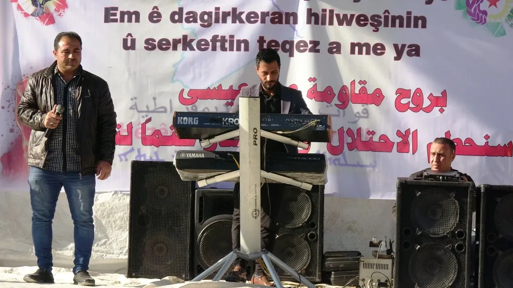 مظاهرة نسائية حاشدة أمام القاعدة الروسية تنديداً بما تتعرض له عين عيسى من هجمات