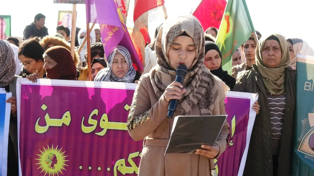 مظاهرة نسائية حاشدة أمام القاعدة الروسية تنديداً بما تتعرض له عين عيسى من هجمات