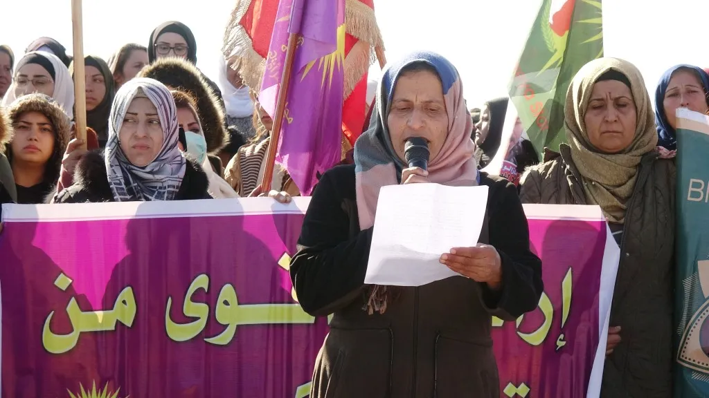 مظاهرة نسائية حاشدة أمام القاعدة الروسية تنديداً بما تتعرض له عين عيسى من هجمات