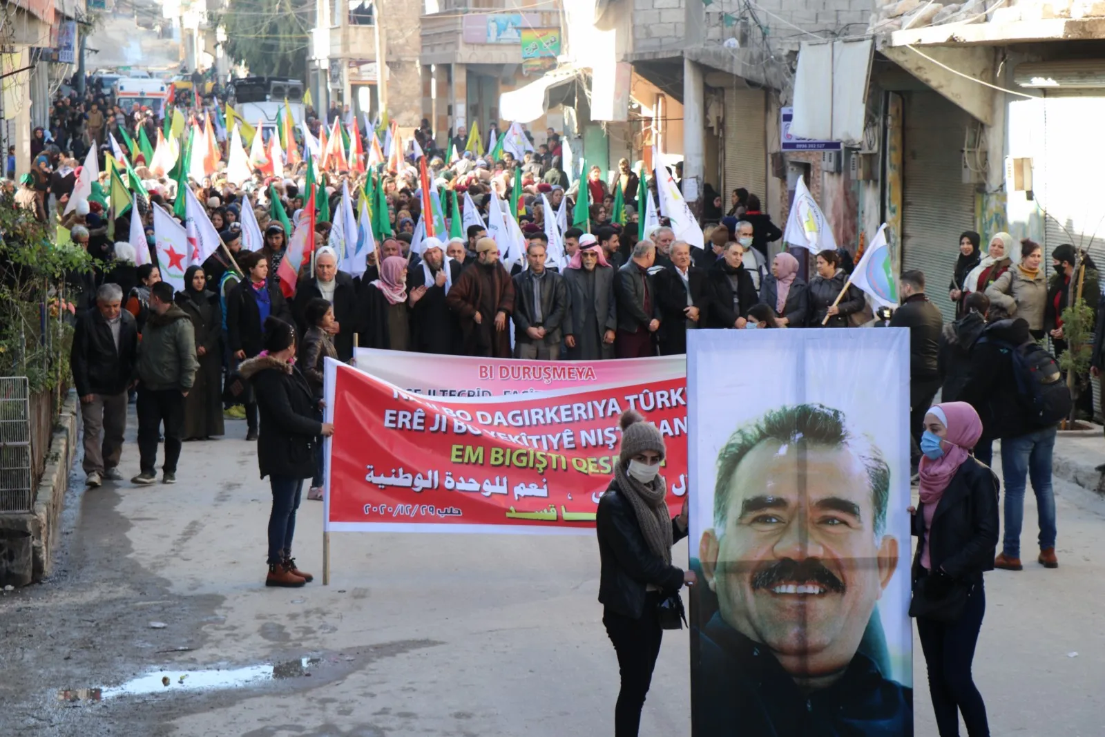 أهالي حلب يتظاهرون تنديداً بالهجمات التركية ويدعون للوحدة