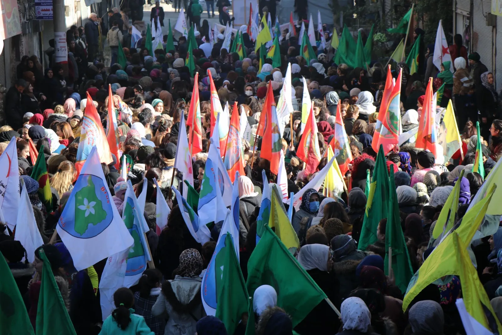 أهالي حلب يتظاهرون تنديداً بالهجمات التركية ويدعون للوحدة
