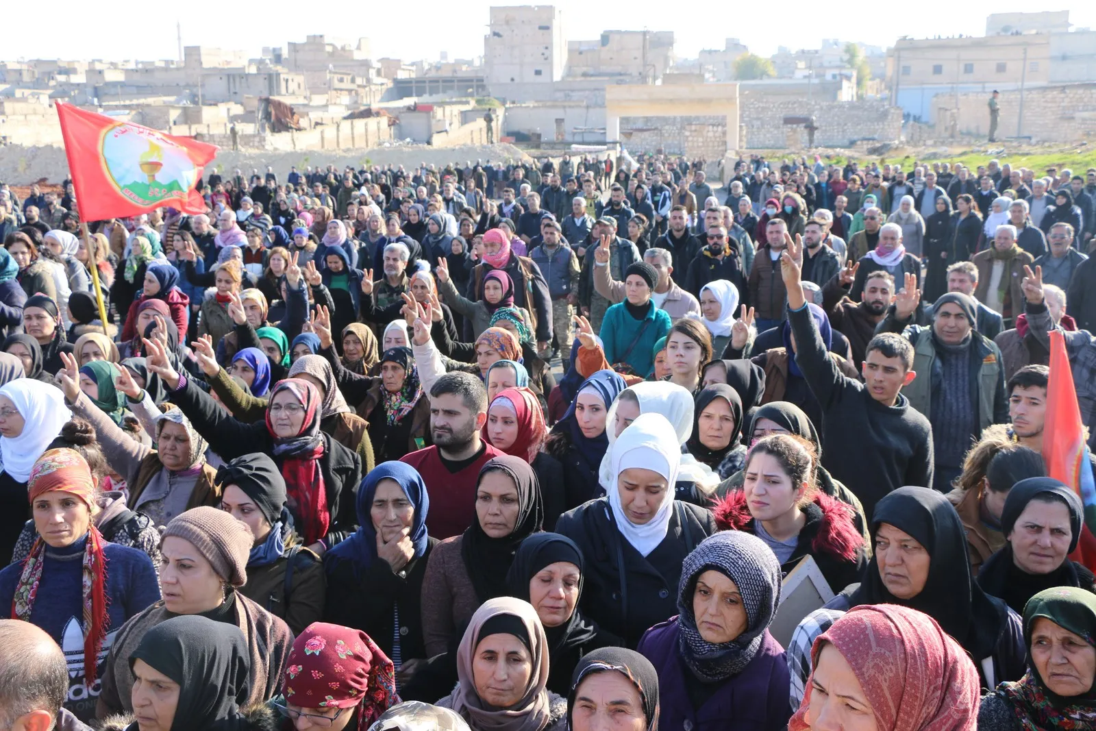 أهالي حلب يشيعون جثمان المقاتل فرهاد عفرين إلى مثواه الأخير