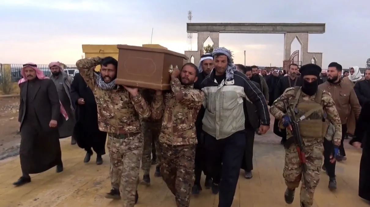 أهالي ريف دير الزّور يشيّعون جثمان الشّهيد محمد خلف النّجم إلى مثواه الأخير