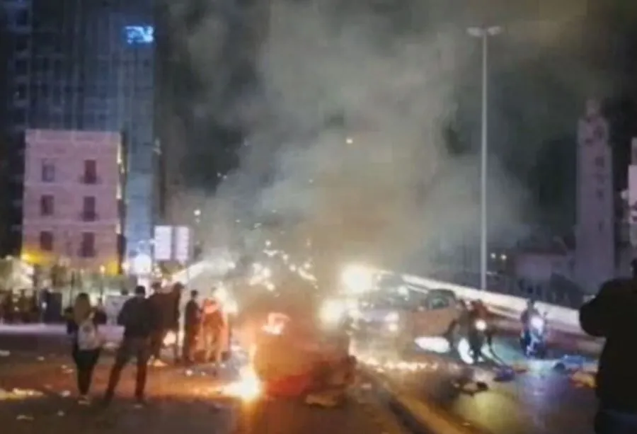 لبنان.. قطع طرقات ومواجهات بين القوى الأمنية ومحتجين على رفع الدعم