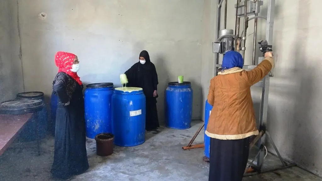 معمل للمنظّفات .. مشروع جديد يعزّز من اقتصاد المرأة في الرّقّة