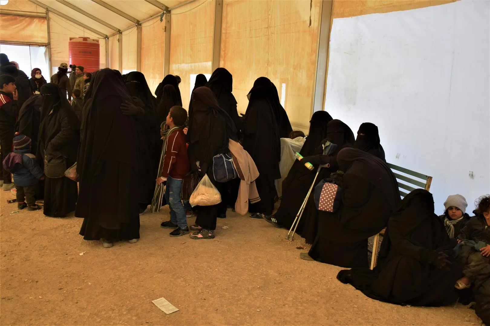في الدفعة التاسعة... مواطنون من منبج يخرجون من الهول