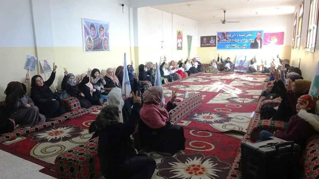 نساء الرقة يعلنّ عن الإضراب عن الطعام تضامنًا مع مقاومة السجون