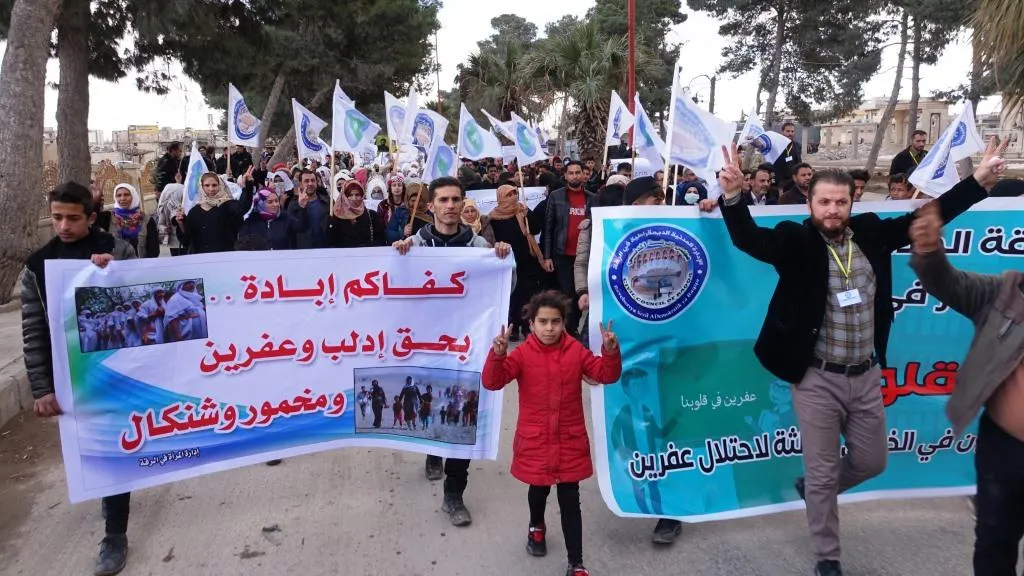 تظاهرة في الرقة تطالب بإنهاء الاحتلال التركي وضمان عودة مهجري عفرين لديارهم