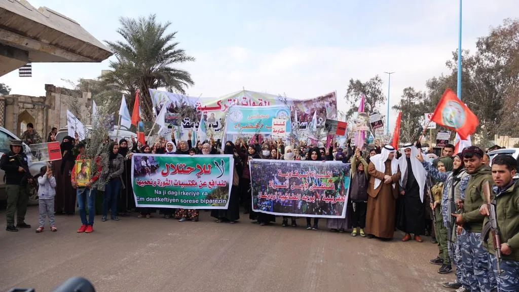 أهالي الرقة يطالبون بخروج الاحتلال التركي من سوريا