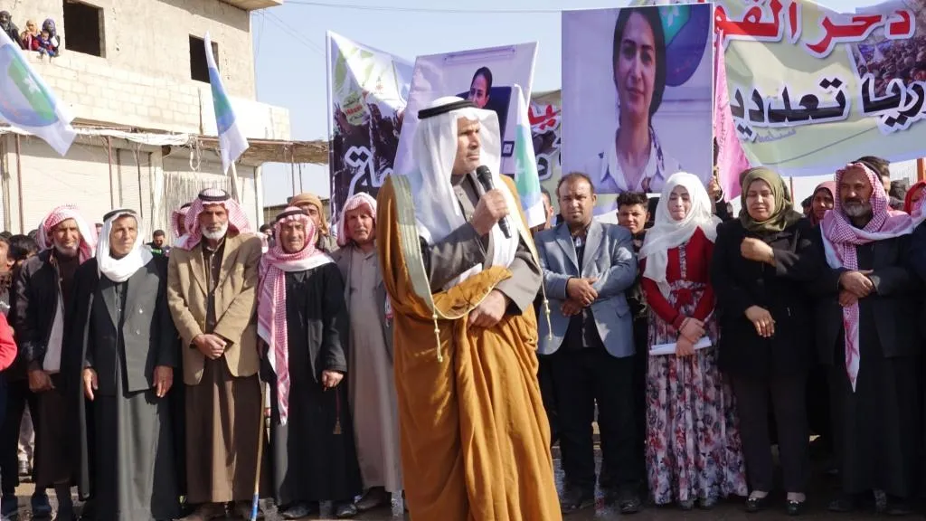 ​​​​​​​أهالي الرقة وريف دير الزور ينددون بالهجمات التركية ويؤكدون تمسكهم بالإدارة الذاتية