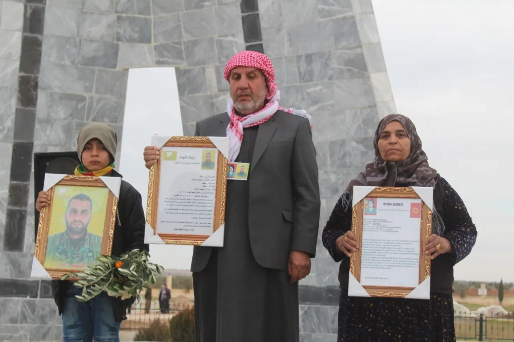 مراسم غيابية للشهيدة سلافا وتشييع جثمان الشهيد سليمان في كوباني 