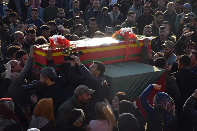 أهالي قامشلو يشيّعون جثمان الشّهيد بشار أحمد إلى مثواه الأخير