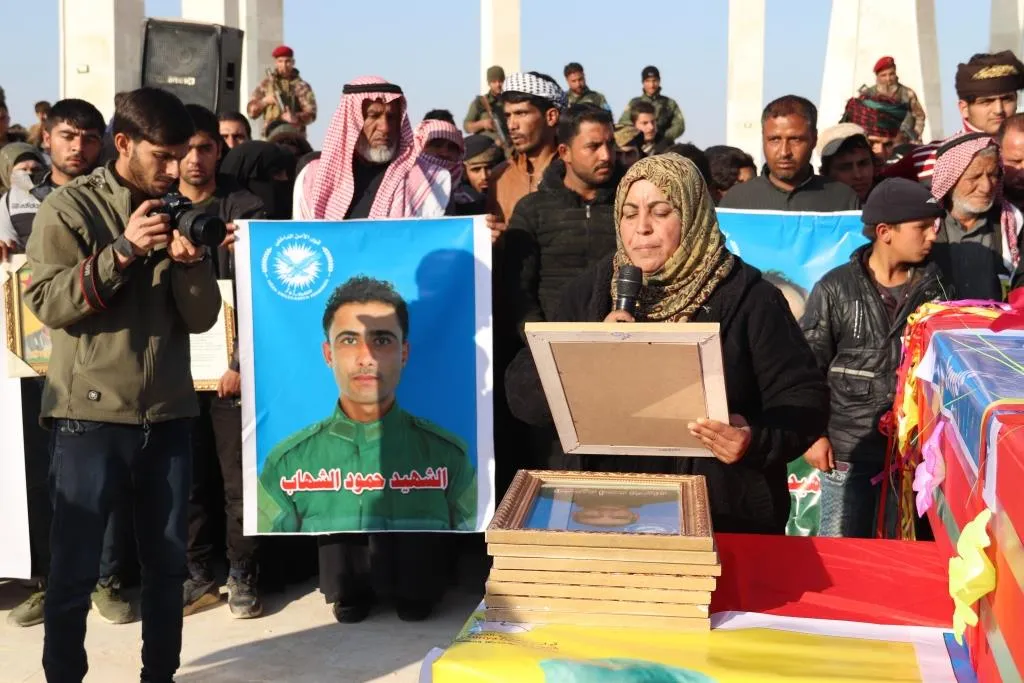 بمظاهرة حاشدة أهالي الرقة يشاركون في مراسم تشييع 4 شهداء