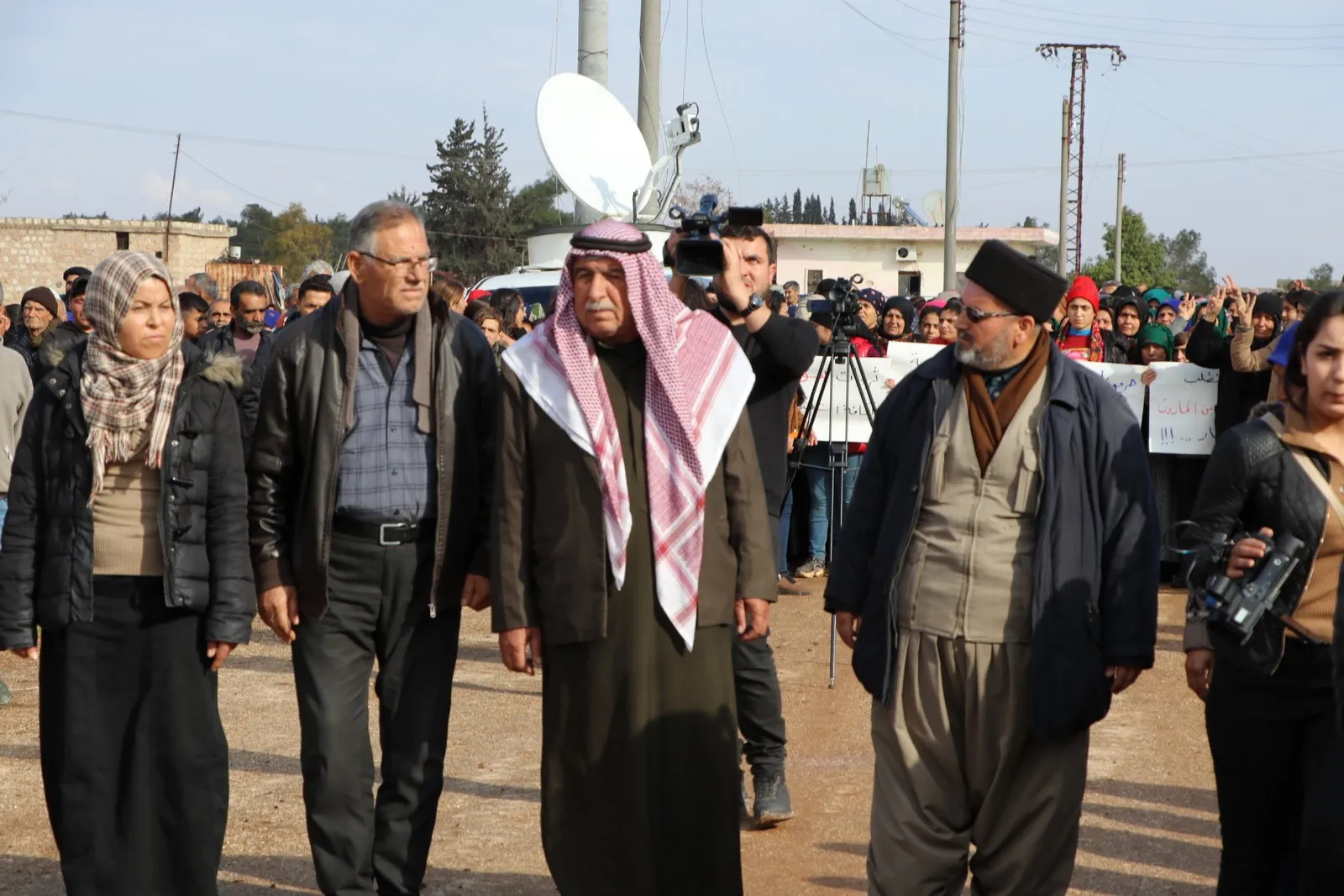 أهالي عفرين يتظاهرون أمام مركز المصالحة الرّوسيّ