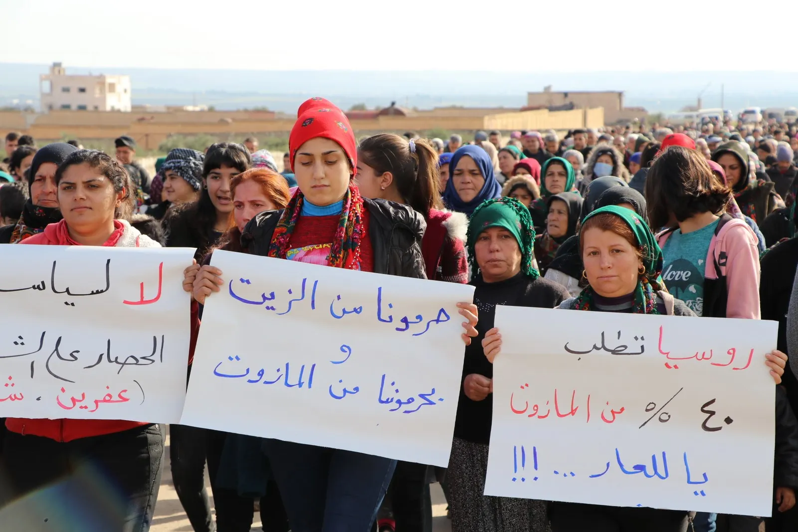 أهالي عفرين يتظاهرون أمام مركز المصالحة الرّوسيّ