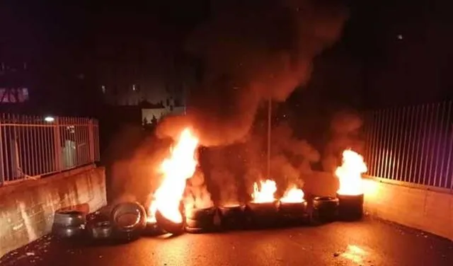 لليوم الثاني على التوالي.. قطع طرقات في عدة مناطق لبنانية