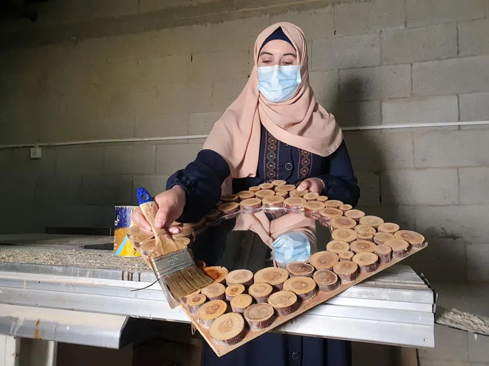 لتجاوز البطالة.. سيدة فلسطينية تقفز عن نمطية المجتمع وتمتهن النجارة