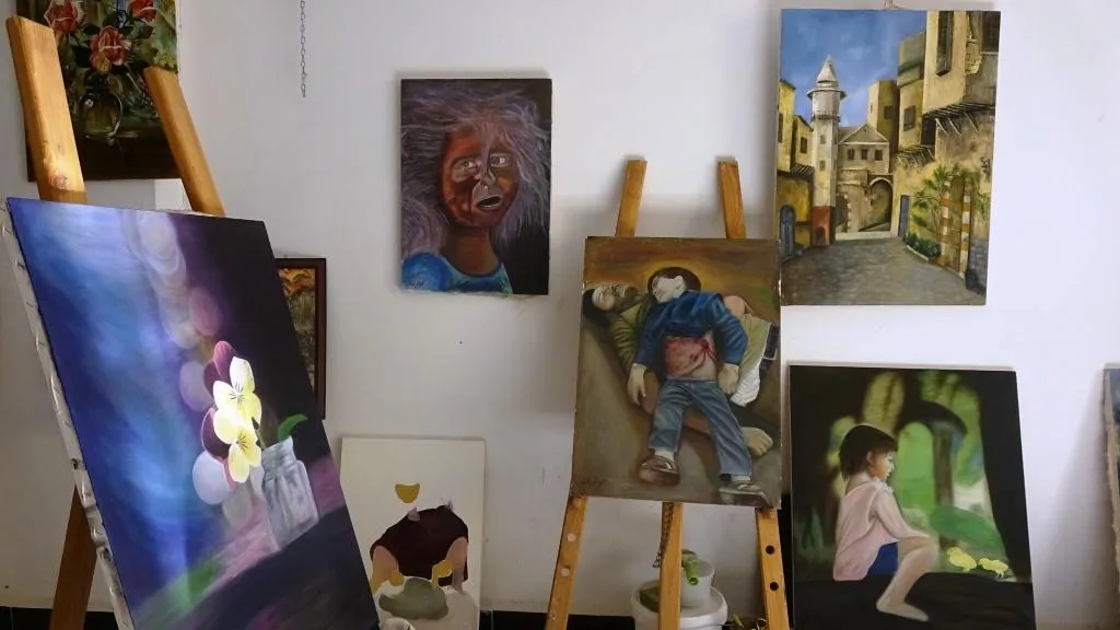 في ثنايا رسوماتهما.. تشكيليتان تجسدان واقع المرأة