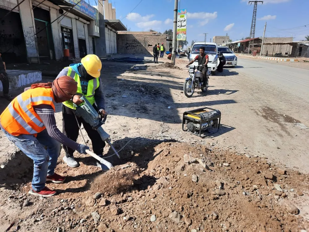 لجنة البلديات بدير الزّور تطلق مشروع إنارة بلدات في الرّيف الشّرقيّ