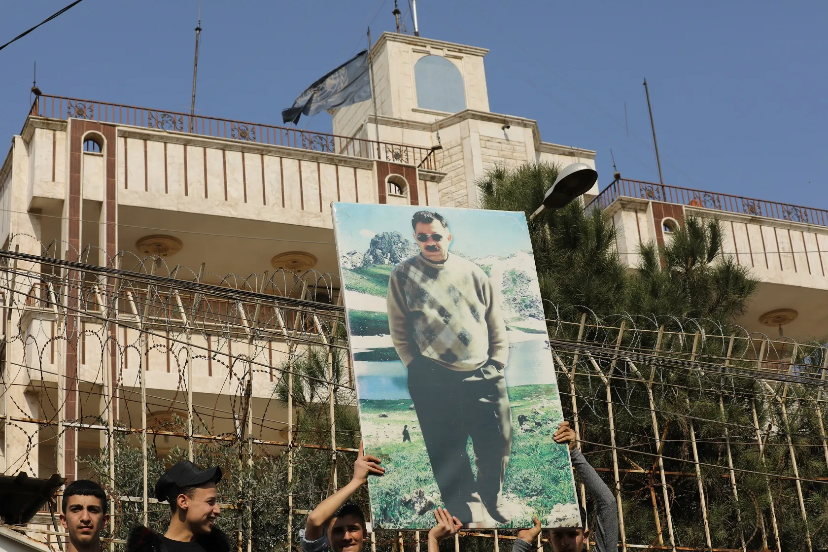 ​​​​​​​عشرات الآلاف في قامشلو ينددون بالمؤامرة الدولية في ذكراها الـ22
