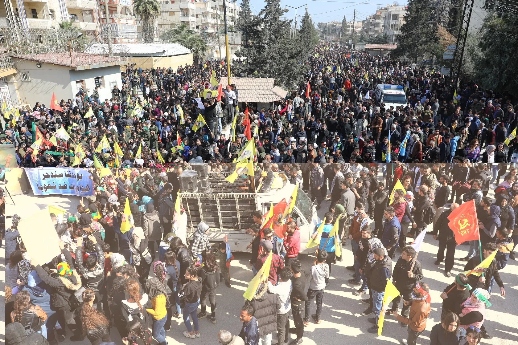 ​​​​​​​عشرات الآلاف في قامشلو ينددون بالمؤامرة الدولية في ذكراها الـ22