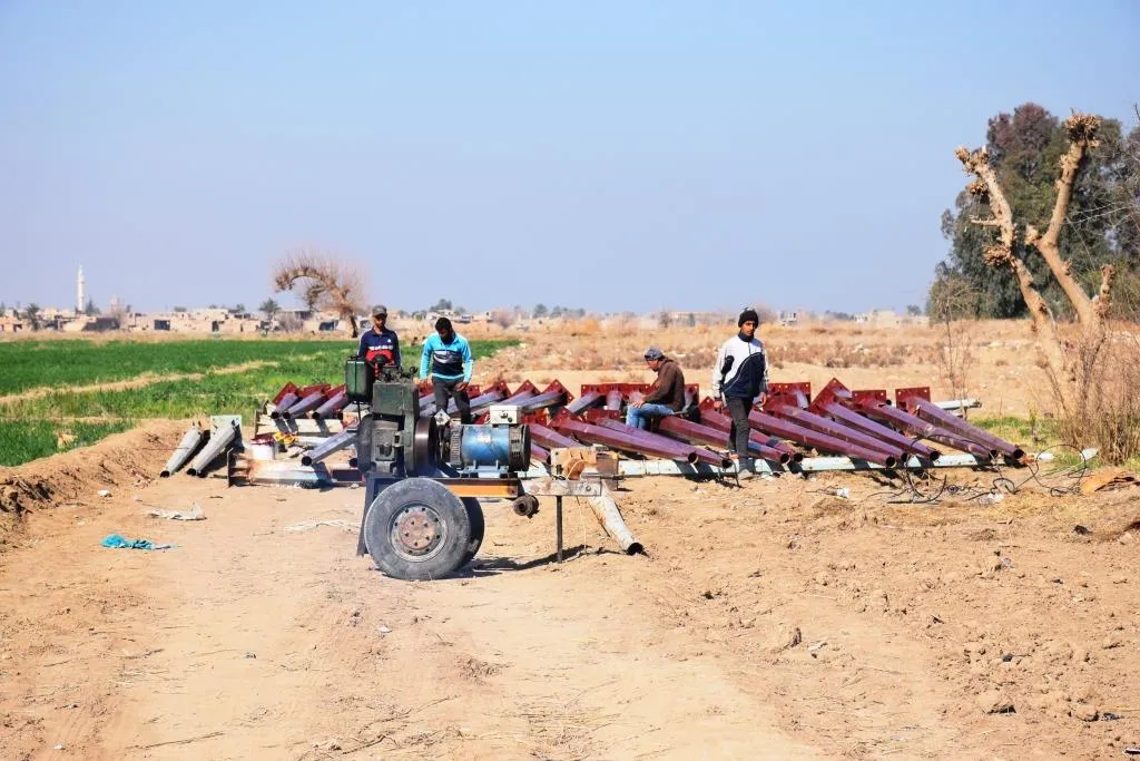 مجلس دير الزور المدني يباشر مشروع إنارة بلدة هجين
