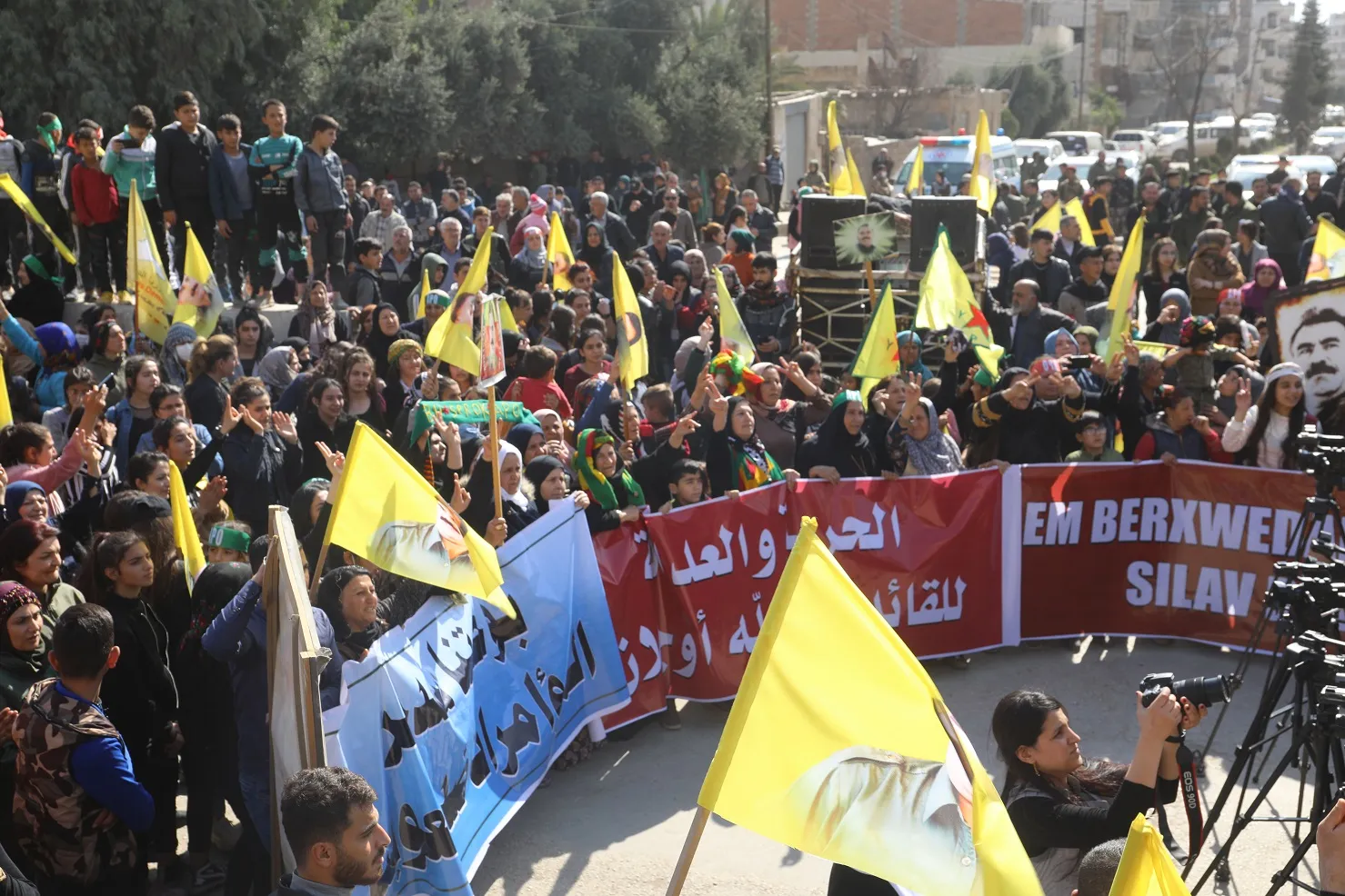 ​​​​​​​عشرات الآلاف في قامشلو ينددون بالمؤامرة الدولية في ذكراها الـ22
