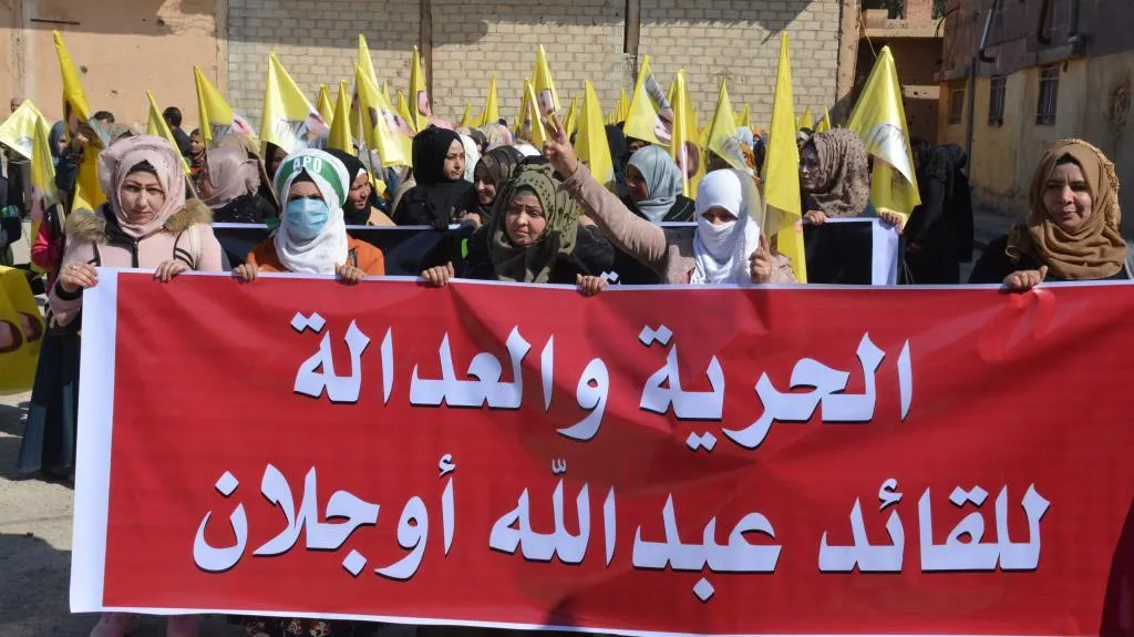 ​​​​​​​متظاهرون بالآلاف... إمرالي أصبحت مدرسة للديمقراطية وانتصار غاري إفراغ للمؤامرة