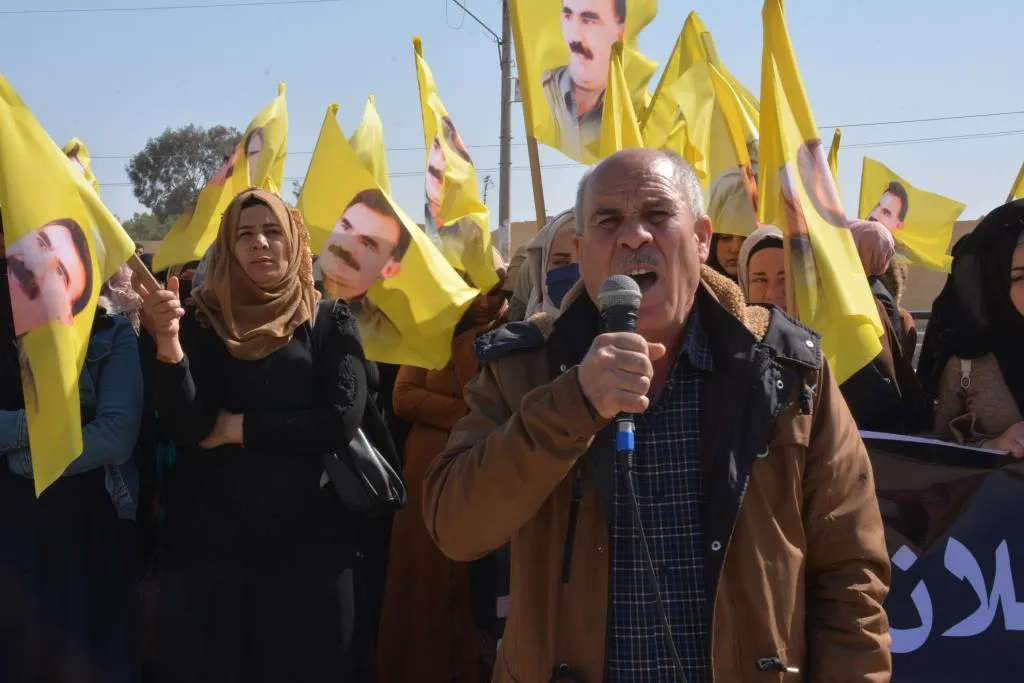​​​​​​​متظاهرون بالآلاف... إمرالي أصبحت مدرسة للديمقراطية وانتصار غاري إفراغ للمؤامرة