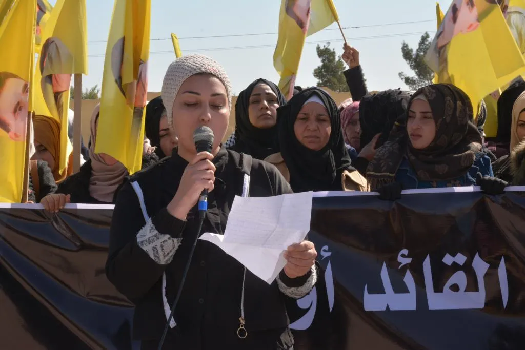 ​​​​​​​متظاهرون بالآلاف... إمرالي أصبحت مدرسة للديمقراطية وانتصار غاري إفراغ للمؤامرة