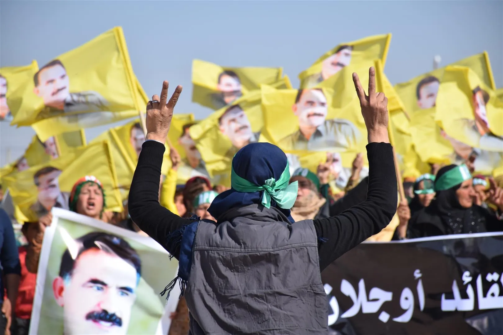 ​​​​​​​متظاهرون بالآلاف... إمرالي أصبحت مدرسة للديمقراطية وانتصار غاري إفراغ للمؤامرة