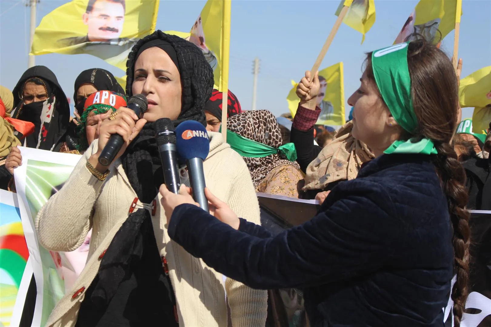 ​​​​​​​متظاهرون بالآلاف... إمرالي أصبحت مدرسة للديمقراطية وانتصار غاري إفراغ للمؤامرة